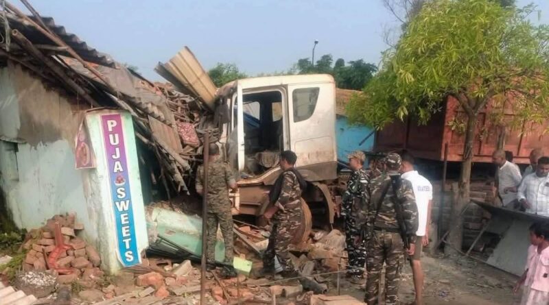 बोकारो में भीषण हादसा: चाय-नाश्ते की दुकान में घुसा बेकाबू ट्रेलर, दो की मौत; कई लोग घायल…गुस्साए लोगों ने किया सड़क जाम…