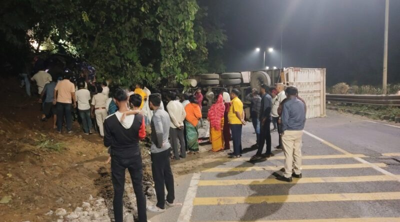 रामगढ़ की चुट्टूपालू घाटी में मौत बनकर आया कंटेनर…कार को नीचे दबाया, दो की मौत; दो की हालत गंभीर, 3 घंटे तक थमा रहा राँची-पटना मार्ग
