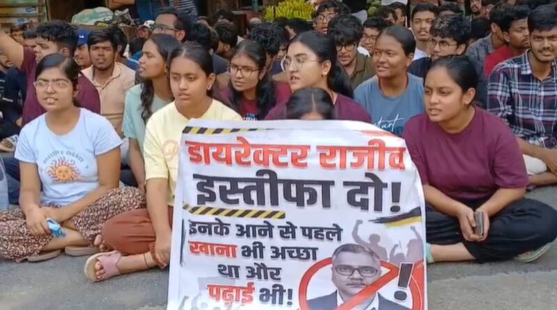 राँची में IIIT के छात्र आदित्य की मौत से भड़का आक्रोश दूसरे दिन भी बरकरार, भूखे पेट धरने पर बैठे छात्र-छात्राएं; पिता की प्राथमिकी और NHRC के संज्ञान से बढ़ा मामला…