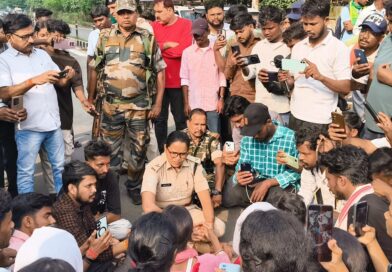 दुमका में नाबालिग हत्याकांड पर उबाल….सड़कों पर उतरे सैकड़ों छात्र, अंबेडकर चौक जाम कर मांगी फांसी