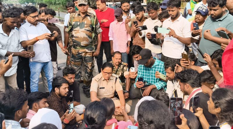 दुमका में नाबालिग हत्याकांड पर उबाल….सड़कों पर उतरे सैकड़ों छात्र, अंबेडकर चौक जाम कर मांगी फांसी