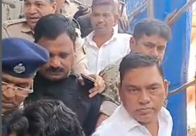 धनबाद कोर्ट में हाईवोल्टेज ड्रामा: आरोपी को उठाने पहुंची RPF टीम पर अधिवक्ता से मारपीट का आरोप, सब-इंस्पेक्टर पकड़ा गया
