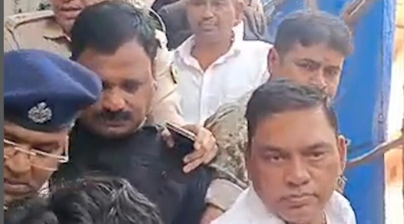 धनबाद कोर्ट में हाईवोल्टेज ड्रामा: आरोपी को उठाने पहुंची RPF टीम पर अधिवक्ता से मारपीट का आरोप, सब-इंस्पेक्टर पकड़ा गया