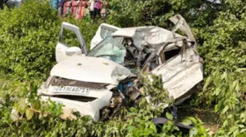 भीषण सड़क हादसे में तीन की मौत, दो गंभीर; छत्तीसगढ़ से टाटानगर जा रही कार ट्रेलर से टकराई