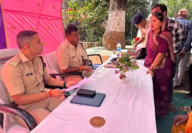 लातेहार में थाना दिवस पर जनता की समस्याएं सुनने पहुंचे एसपी, भूमि विवाद से लेकर महिला अत्याचार तक के मामले आए सामने