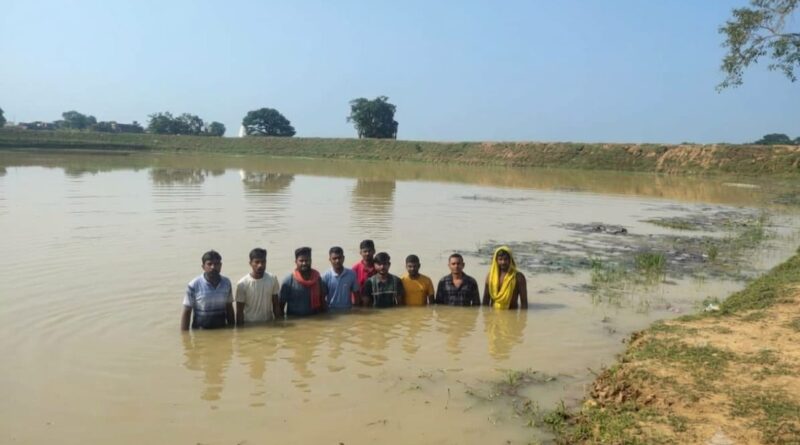 बेलहर: छठ घाट के तालाब में जानलेवा गड्ढे, जलजीवन हरियाली योजना की खुदाई के बाद बढ़ा हादसे का खतरा; ग्रामीणों ने बैरिकेडिंग की मांग की