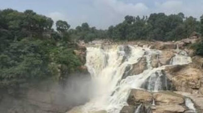दशम फॉल में खतरनाक हिस्से में फिसला पटना का युवक, 24 घंटे बाद मिला शव