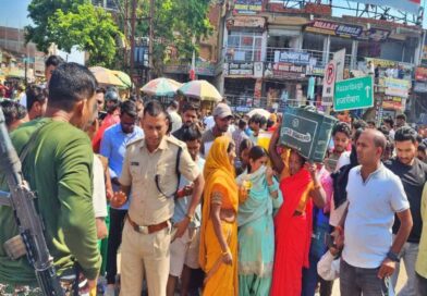हजारीबाग में दर्दनाक हादसा.. तेज रफ्तार ट्रक ने माँ-बेटे को कुचला, मौके पर ही मौत; तीन बच्चे बाल-बाल बचे
