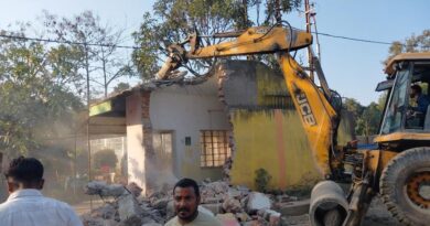 राँची: कांटाटोली-सिरमटोली कनेक्टिंग फ्लाईओवर के लिए बड़ी कार्रवाई, ऑक्सफोर्ड स्कूल की बाउंड्री पर चला बुलडोजर