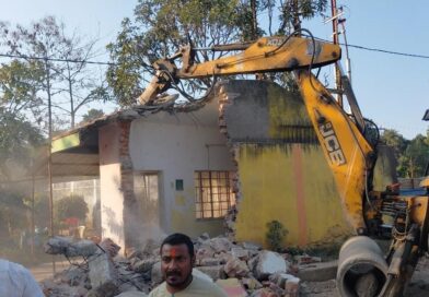 राँची: कांटाटोली-सिरमटोली कनेक्टिंग फ्लाईओवर के लिए बड़ी कार्रवाई, ऑक्सफोर्ड स्कूल की बाउंड्री पर चला बुलडोजर