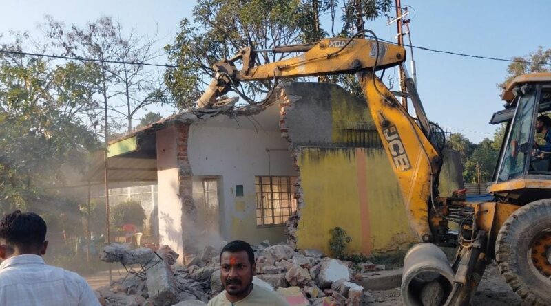 राँची: कांटाटोली-सिरमटोली कनेक्टिंग फ्लाईओवर के लिए बड़ी कार्रवाई, ऑक्सफोर्ड स्कूल की बाउंड्री पर चला बुलडोजर