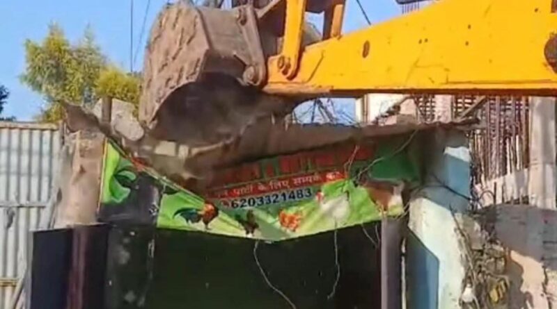 राँची में नगर निगम का बुलडोजर एक्शन…कर्बला चौक से बहुबाजार तक 14 दुकानें-गुमटियां हटाईं, अतिक्रमणकारियों में मचा हड़कंप