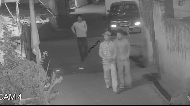 राँची में दरोगा के बंद घर में 3 चोरों का धावा, ताला तोड़कर 25-30 लाख के जेवरात-नकदी उड़ाए; CCTV में कैद हुई करतूत