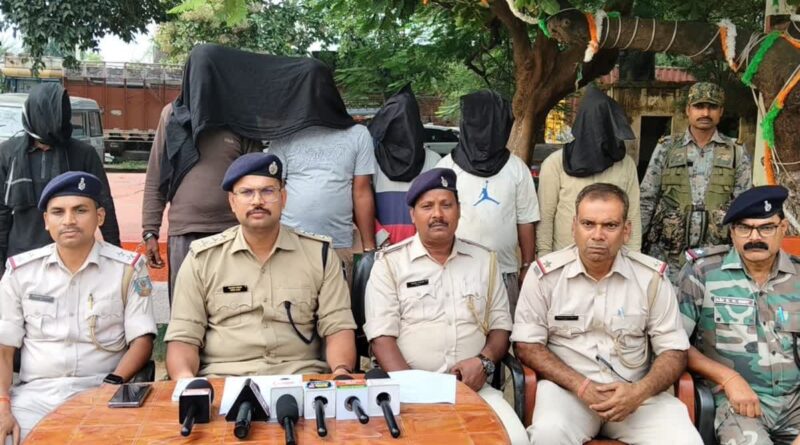पलामू में मवेशी तस्करी का बड़ा खुलासा, दो कंटेनरों से 73 मवेशी बरामद, यूपी-झारखण्ड के 6 तस्कर गिरफ्तार