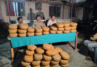चतरा में पुलिस का बड़ा एक्शन: लग्जरी कार से 164 किलो गांजा जब्त,तस्कर मौके से फरार