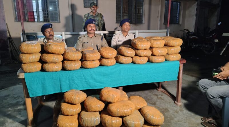 चतरा में पुलिस का बड़ा एक्शन: लग्जरी कार से 164 किलो गांजा जब्त,तस्कर मौके से फरार