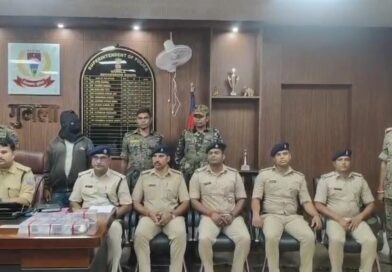 गुमला में AK-56 और देसी कार्बाइन के साथ अपराधी गिरफ्तार, जंगल की आड़ में भागे 4-5 संदिग्ध;पुलिस की छापेमारी में हथियारों का जखीरा बरामद
