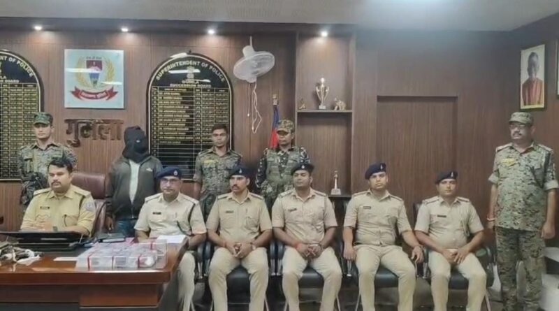 गुमला में AK-56 और देसी कार्बाइन के साथ अपराधी गिरफ्तार, जंगल की आड़ में भागे 4-5 संदिग्ध;पुलिस की छापेमारी में हथियारों का जखीरा बरामद