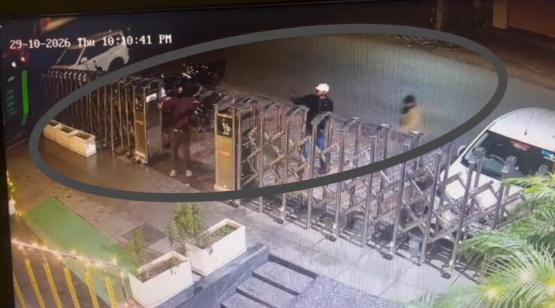हजारीबाग में होटल AK इंटरनेशनल पर अपराधियों का तांडव: मुख्य गेट पर अंधाधुंध फायरिंग, शीशा चकनाचूर; गार्ड बाल-बाल बचा, राहुल दुबे ने ली जिम्मेदारी
