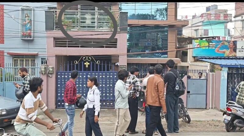 राँची में रिटायर्ड प्रोफेसर के घर नाबालिग की संदिग्ध मौत से सनसनी:दूसरे तल्ले के कमरे में फंदे से लटका मिला शव, प्रेम प्रसंग की आशंका; FSL टीम ने की जांच
