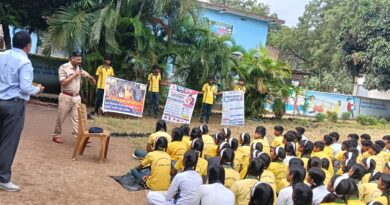 हजारीबाग पुलिस का स्कूलों में जागरूकता अभियान: बच्चों को साइबर अपराध, सोशल मीडिया के दुष्प्रभाव और नशे से बचने के बताए तरीके, 1930 हेल्पलाइन की दी जानकारी