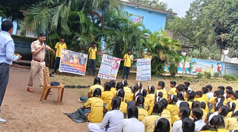हजारीबाग पुलिस का स्कूलों में जागरूकता अभियान: बच्चों को साइबर अपराध, सोशल मीडिया के दुष्प्रभाव और नशे से बचने के बताए तरीके, 1930 हेल्पलाइन की दी जानकारी