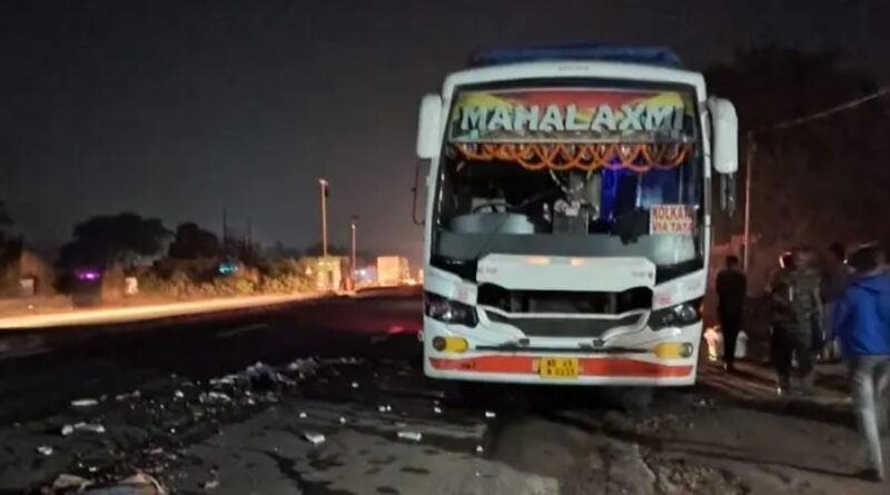 जमशेदपुर में रफ्तार का कहर: मछली लोड कर रहे बस खलासी और 16 वर्षीय यात्री को भारी वाहन ने रौंदा, दोनों की दर्दनाक मौत