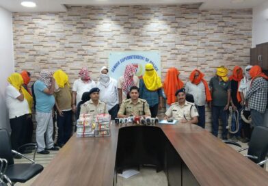 जमशेदपुर में जुआ अड्डे पर पुलिस की बड़ी रेड, 7.65 लाख कैश बरामद; व्यापारी से टाटा मोटर्स कर्मी तक 15 गिरफ्तार, सभी जेल भेजे गये