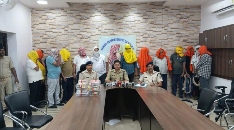 जमशेदपुर में जुआ अड्डे पर पुलिस की बड़ी रेड, 7.65 लाख कैश बरामद; व्यापारी से टाटा मोटर्स कर्मी तक 15 गिरफ्तार, सभी जेल भेजे गये